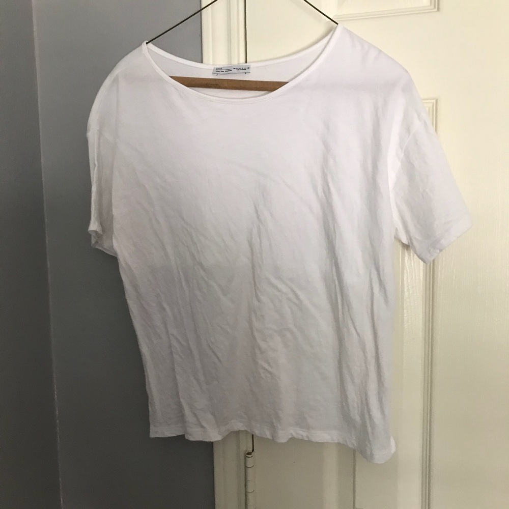 T-shirt  that is cropped in the back